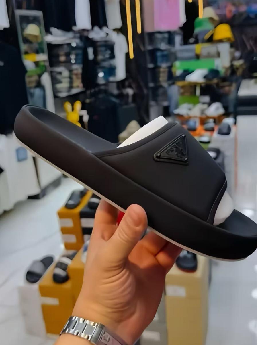 Rubber non-slip comfortable slippers